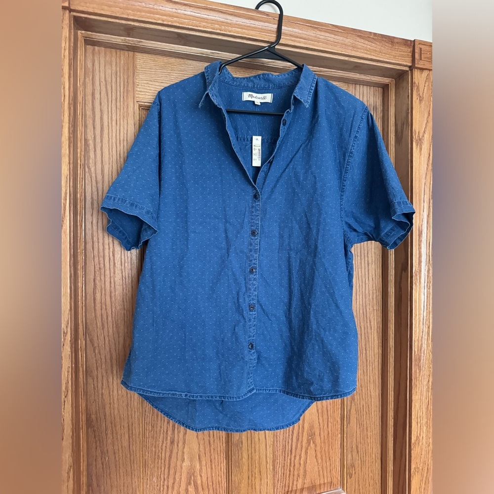 NWT Madewell denim button top in indigo dot, size M. Fits M/L. Dress up or down